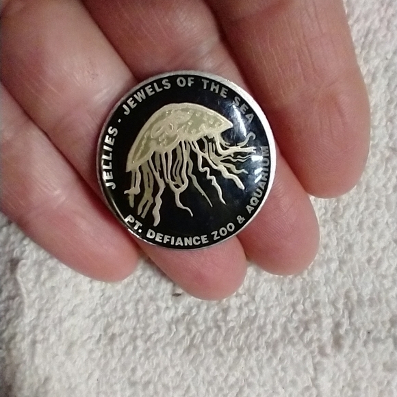 Jellies jewels of the sea pt. Defiance zoo and aquarium black goldtone pin 📍📌 - Picture 1 of 3